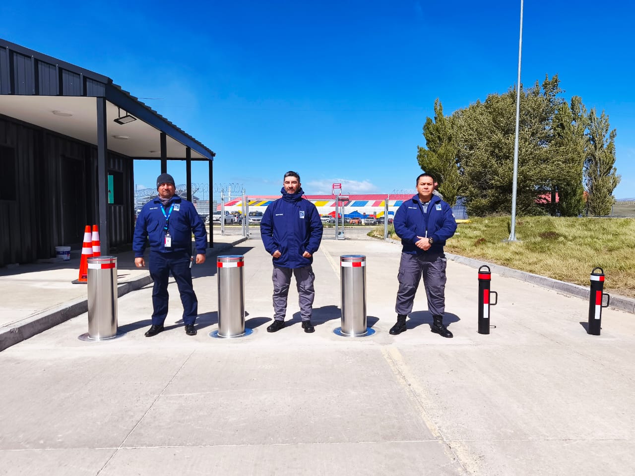 Bolardos automáticos y pilones instalados en el Aeropuerto de Balmaceda junto a funcionarios de la DGAC, proyecto ejecutado por GSI Seguridad.
